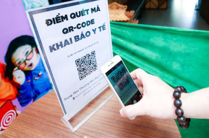 Người dân tham gia quét mã QR. (Ảnh: internet)