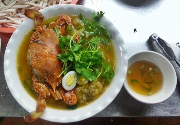 Chút bánh canh ghẹ bốc khói làm dịu cổ họng