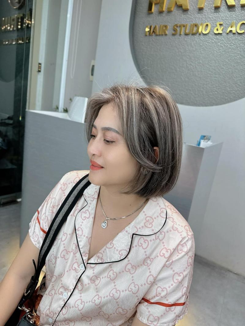 Hà Trinh Hair Studio & Academy sở hữu đầy đủ các trang thiết bị hiện đại, đội ngũ chuyên gia tóc có tay nghề cao