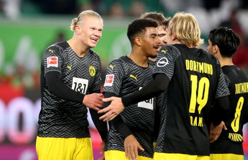 Haaland ăn mừng với đồng đội khi Dortmund ghi bàn. (Ảnh: vnexpress)