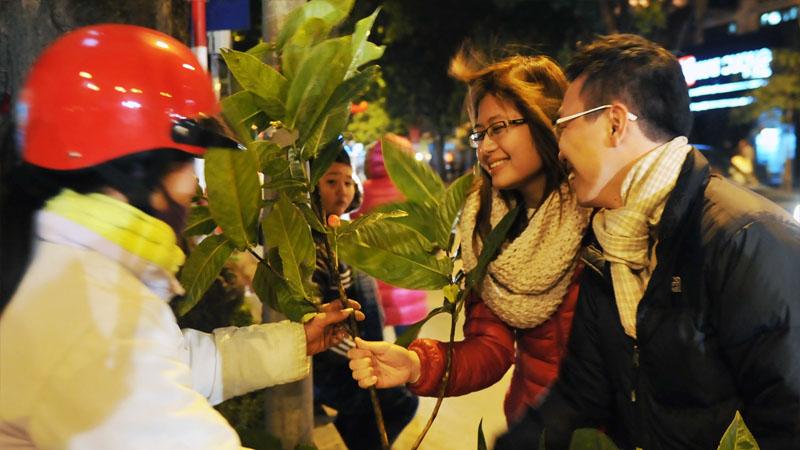 Tuy nhiên, mọi người có thể mua diêm, bật lửa hay cây lộc...để mang lại may mắn không nhất thiết là bẻ cành cây