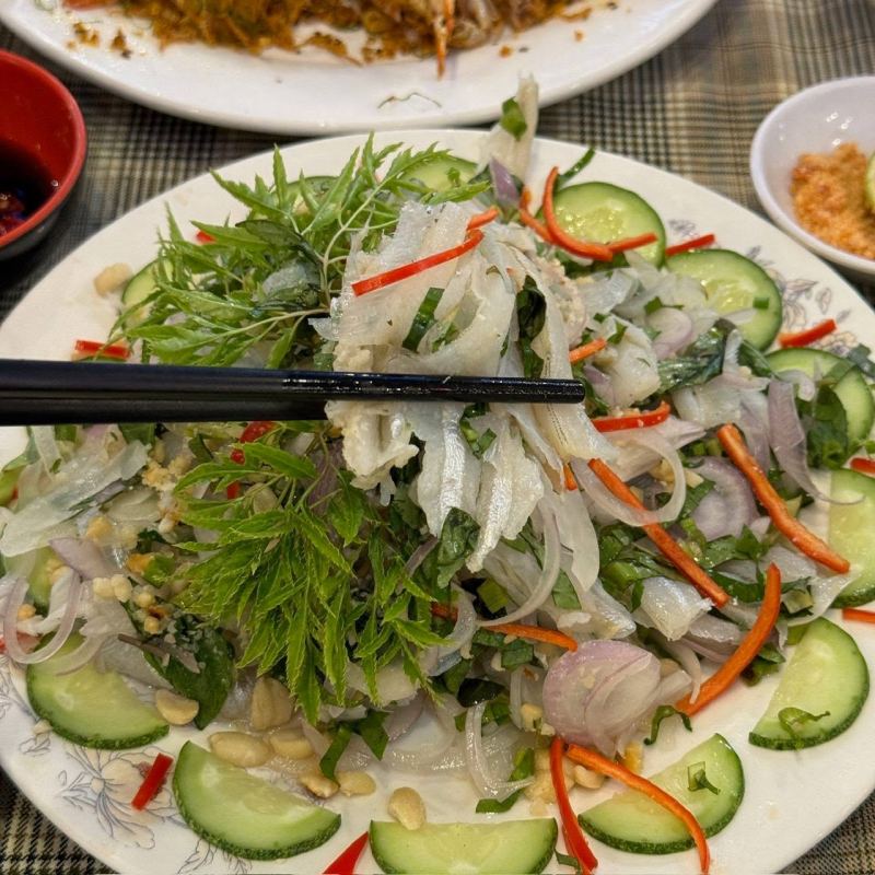 Gỏi cá tươi tại quán Ba Hưng
