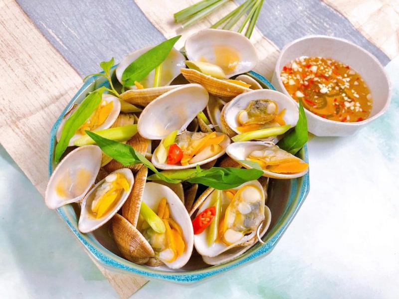 Quán hải sản nào ở Đà Nẵng gần các điểm tham quan và thu hút đông khách du lịch?