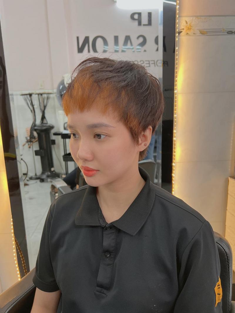 Hair Salon Lê Phong chăm chút một cách tỉ mỉ đến từng chi tiết nhỏ cho mái tóc của bạn