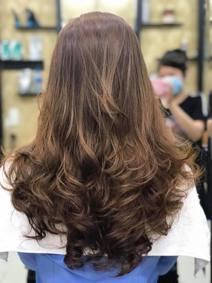 Hair salon Thúy là địa chỉ làm tóc chất lượng và tuyệt vời nhất tại Hà Nội. Với dịch vụ chăm sóc tóc chuyên nghiệp và đầy đủ, bạn sẽ có một trải nghiệm làm tóc thú vị và đầy thư giãn tại đây. Hãy xem bức ảnh và đến với chúng tôi để có được tóc đẹp như mong muốn.