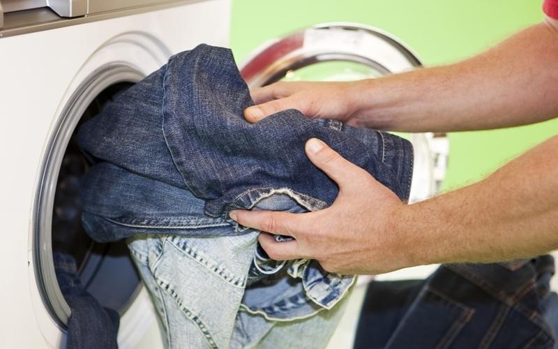 Hạn chế giặt quần bò bằng máy giặt