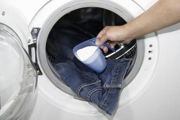Hạn chế giặt quần jean trong máy giặt