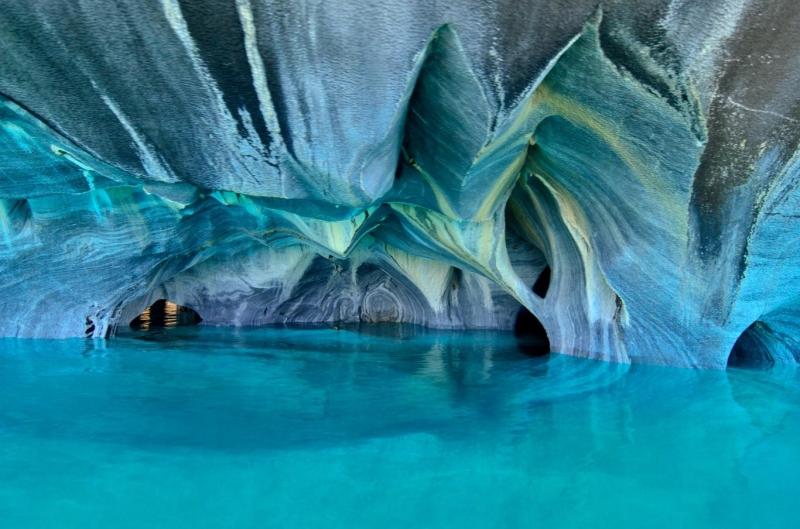 Vẻ đẹp khác lạ nơi đây trước tiên được thể hiện ở chỗ toàn bộ tường đá của hệ thống hang ngập nước này đều có màu xanh da trời toát lên vẻ đẹp cực tráng lệ.