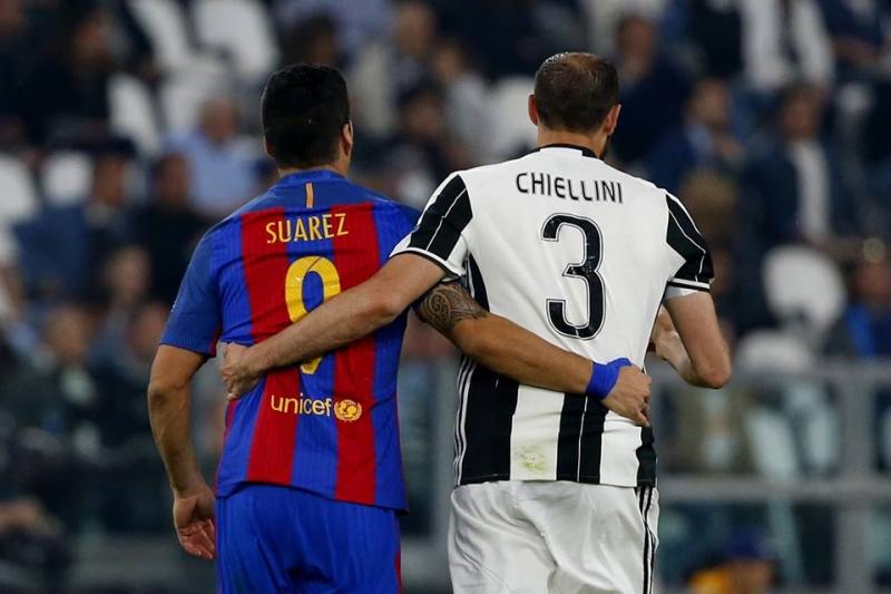 Suarez bị khóa chặt bởi Chiellini và Bonucci