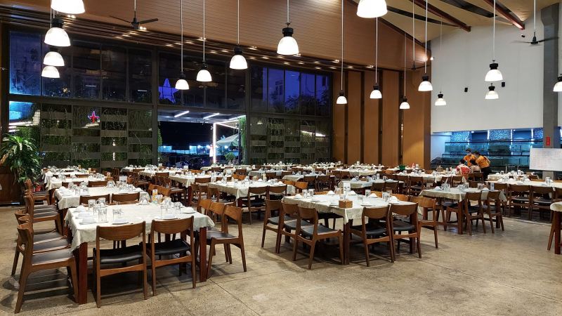 Hạnh Nhung luxury restaurant là một trong những nhà hàng có thiết kế đẹp và không gian rộng nhất đảo Phú Quốc. Nhà hàng có không gian rộng, sức chứa lên tới 200 khách, sân vườn thoáng mát nhưng không kém phần ấm cúng, gần gũi hay phòng Vip sang trọng tại Hạnh Nhung sẽ làm bạn vô cùng hài lòng.