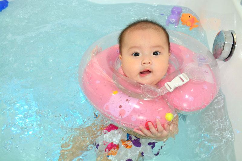 Baby Floating helps children to store their reflexes to water and movement