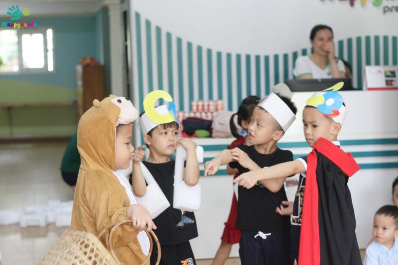 Các con chơi đóng kịch tại Happy Hands Montessori School