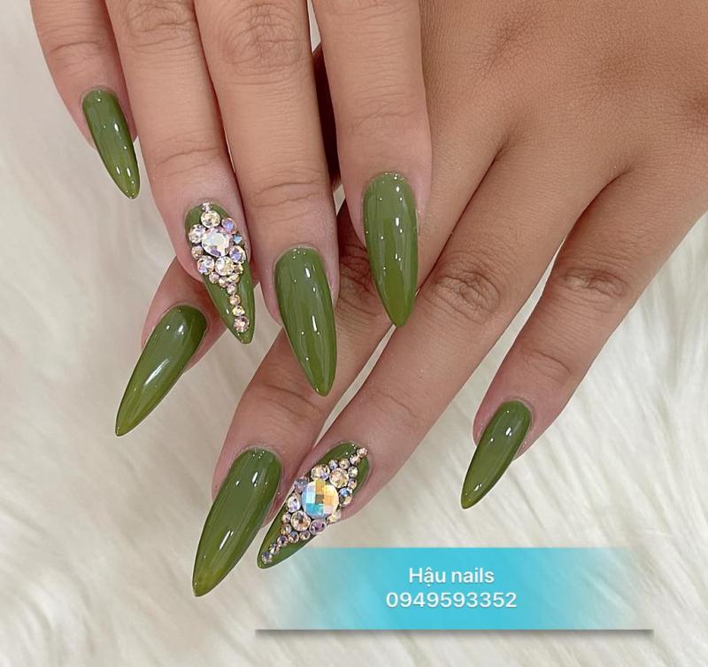 Từng chiếc móng đều được Hậu Nails khắc vẽ tỉ mỉ, sáng tạo cùng với những chiếc đá được đính vô cùng sang trọng, quý phái ﻿