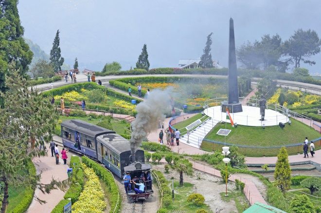 Hệ thống đường sắt kéo dài tới 3 dãy núi của Ấn Độ là một công trình nổi bật với thời gian