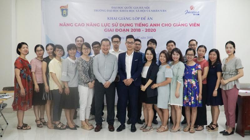 Ngoài giảng dạy cho học sinh, sinh viên và người đi làm, Jaxtina còn giảng dạy cho các giảng viên PGS, TS trường Đại học Khoa học xã hội và Nhân Văn.