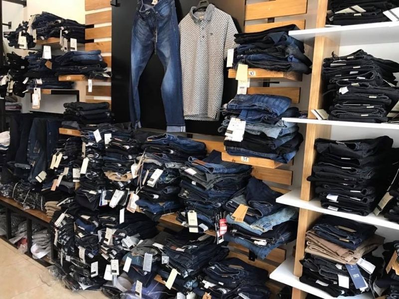 Đến với Hẻm Store, bạn tha hồ chọn các mẫu quần jeans bụi bặm và những chiếc sơ mi kiểu cách.