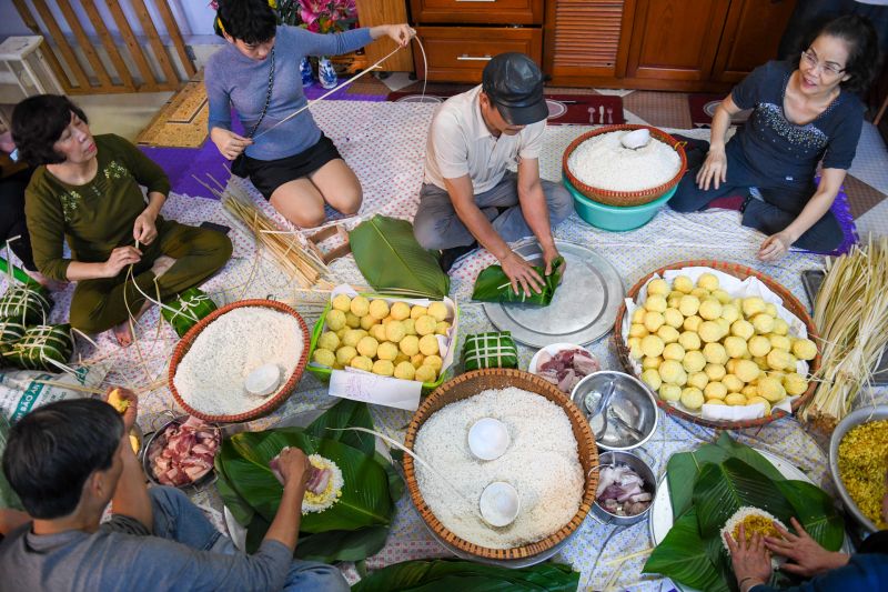 Hình ảnh gói bánh chưng ngày Tết