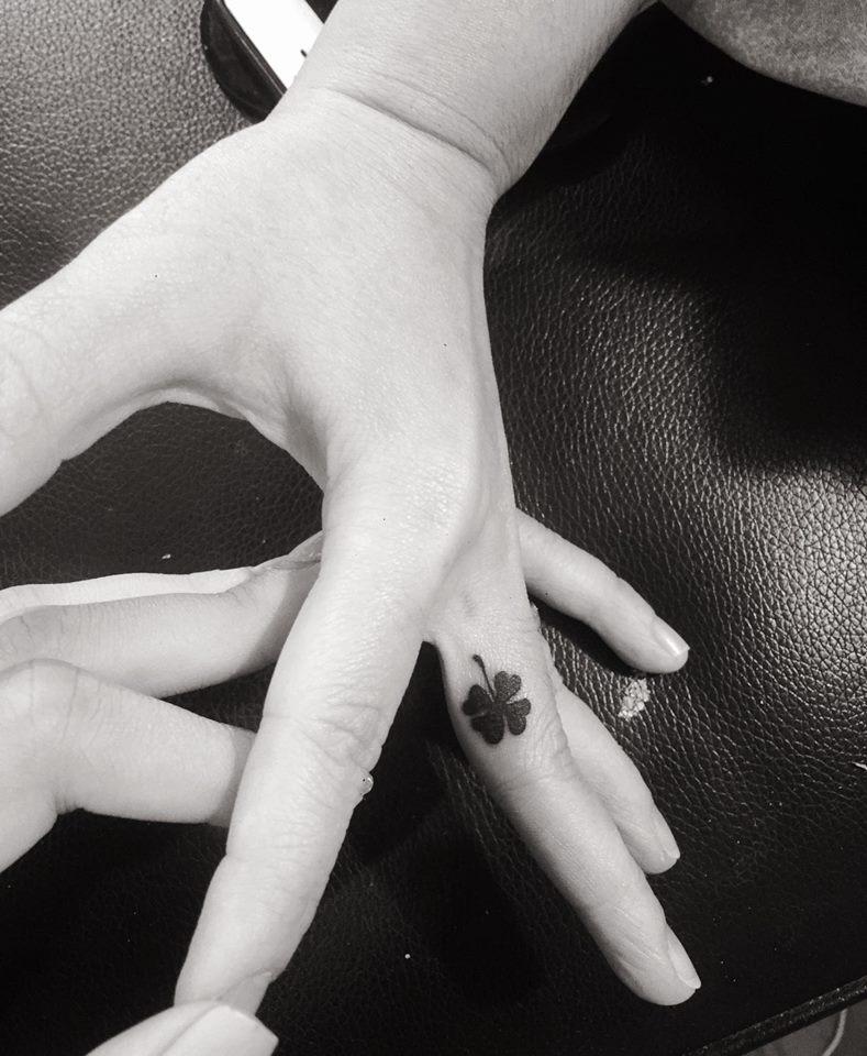 Giới trẻ xăm hình lên ngón tay thay cho nhẫn cưới  Báo Dân trí
