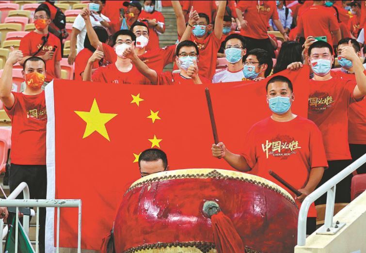 Cỏ động viên đội tuyển Trung Quốc ngày càng thất vọng trước thất bại liên tiếp của đội nhà. (Ảnh: báo Thanh niên)