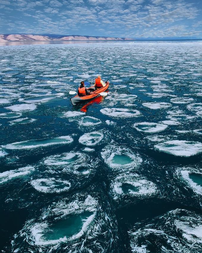 Hồ Baikal thuộc lãnh thổ Nga, rộng lớn tới mức có thể đủ nước cho cả nhân loại dùng trong 1/4 thế kỷ.