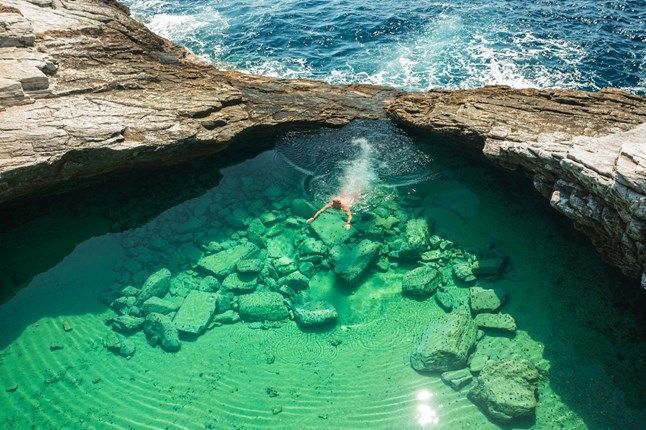 Bạn sẽ khá bất ngờ bởi vẻ đẹp của nó, trông không khác gì một bể bơi được chạm khắc một cách tinh tế từ đá vậy.