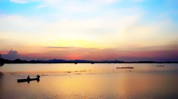 Bung Binh Thien Lake at sunset