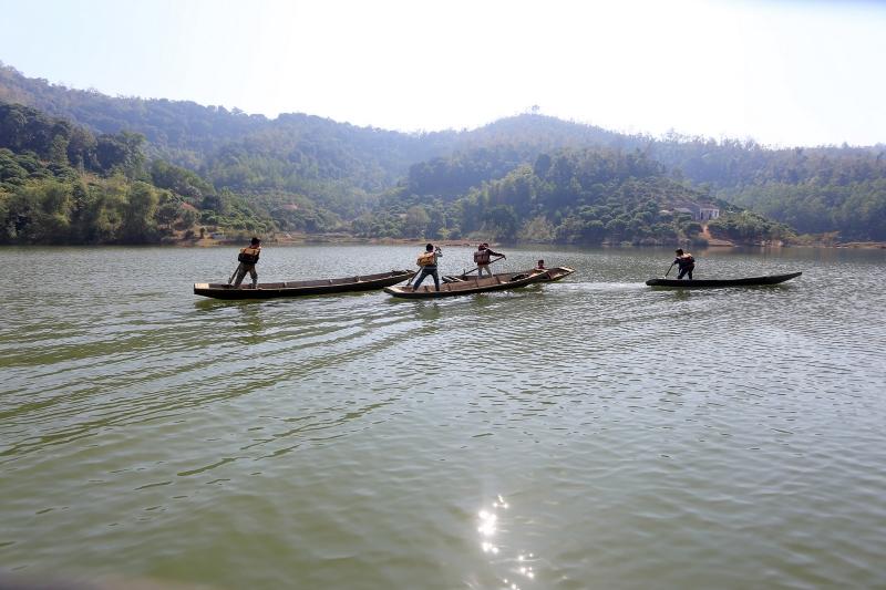 Chèo thuyền trên hồ Cấm Sơn