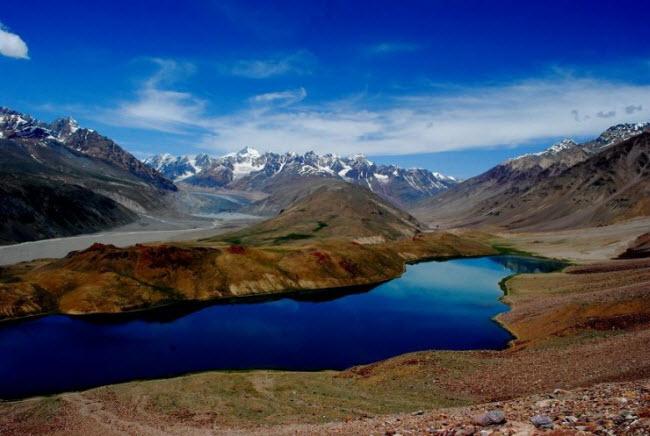 Hồ Chandra Taal nằm ở thung lũng Spiti