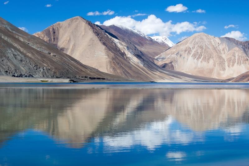 Hồ Pangong Tso nằm ở độ cao 4.350m so với mực nước biển trên dãy Himalayas