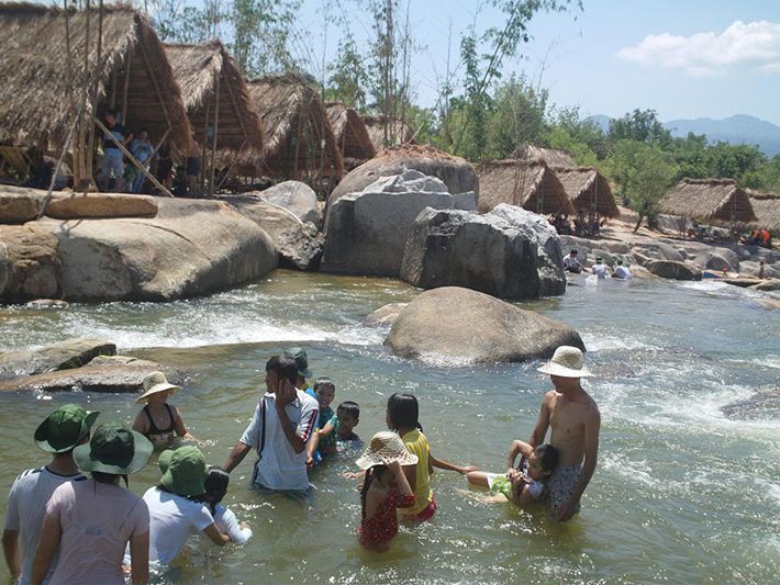 Vui chơi tại hồ suối Lam