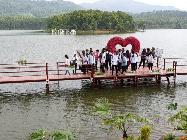Hồ Yên Trung Phong thủy hữu tình