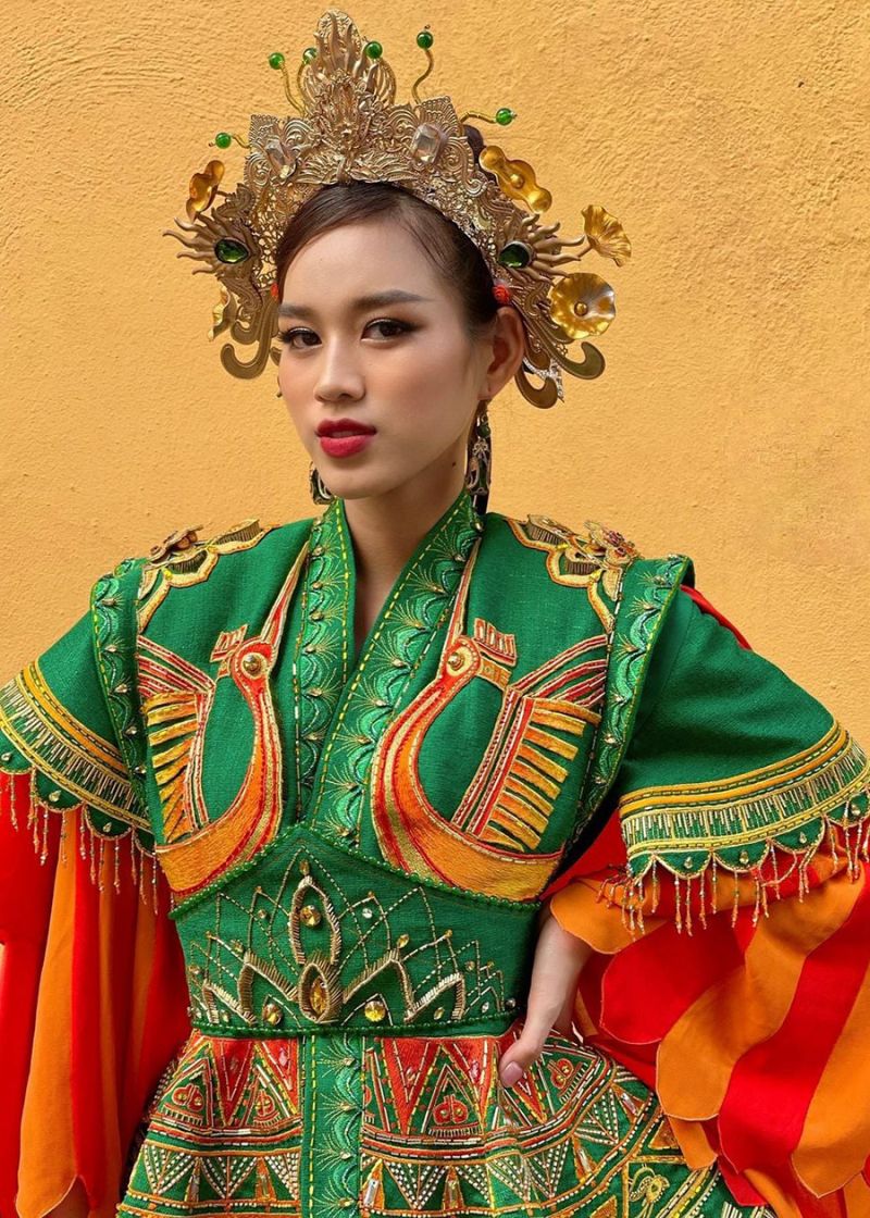 Hoa hậu Đỗ Thị Hà diện trang phục truyền thống tại Miss World