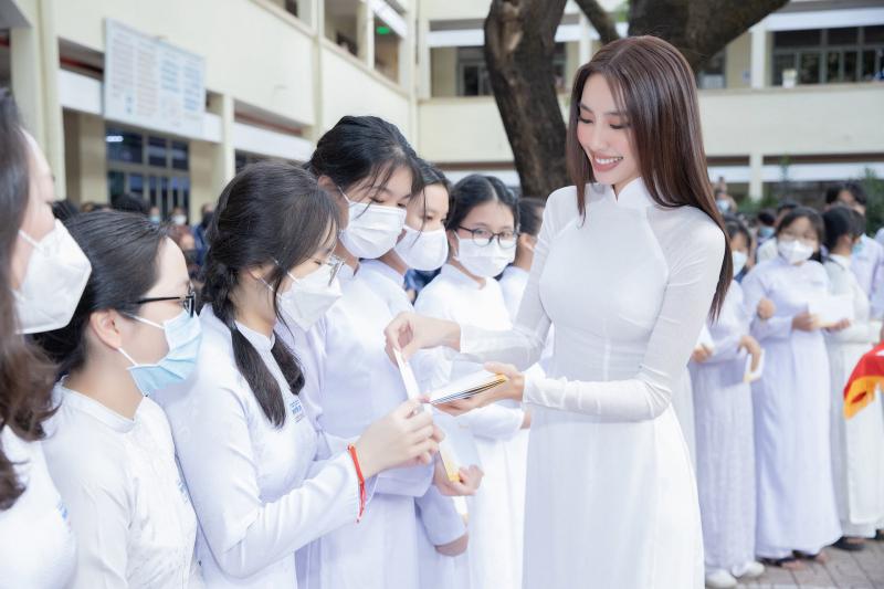 Hoa hậu Thùy Tiên đẹp giản dị trong ngày về thăm trường cũ