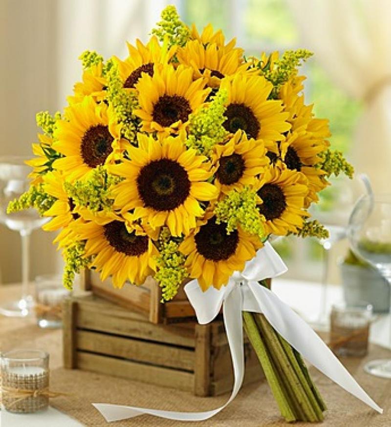 Hình ảnh bó hoa hướng dương đẹp đến mê hồn. Chúng là sự lựa chọn hoàn hảo cho những người yêu thích hoa và nghệ thuật. Với màu vàng tươi sáng và kết hợp đầy tinh tế, chúng thực sự là món quà độc đáo và ý nghĩa trong các dịp đặc biệt.