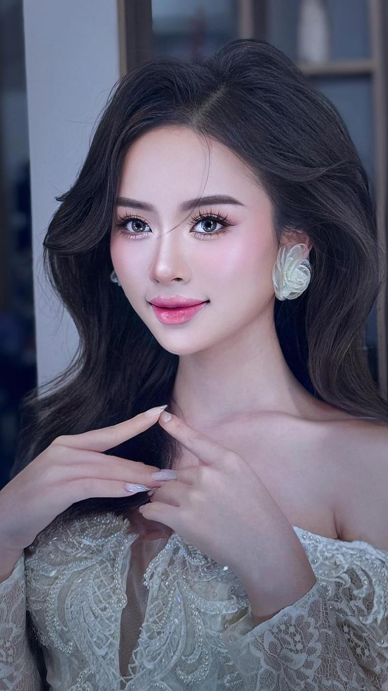 Hoa Ly Phạm Makeup Store & Academy