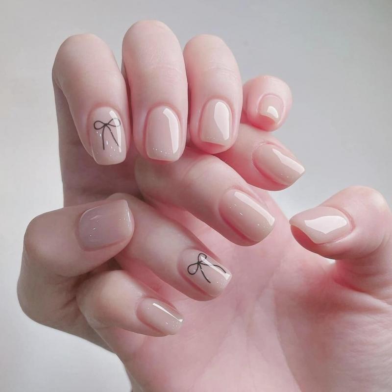 Hoa Nails giúp bạn trở nên thật nổi bật và cuốn hút với bộ nail được đính đá cẩn thận và tỉ mỉ hay khiến bạn trông cá tính, trẻ trung và năng động hơn