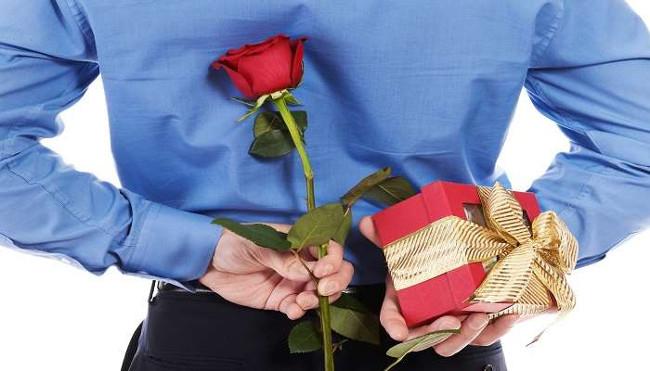 Đừng quên mua hoa và quà dành tặng những người phụ nữ thân yêu