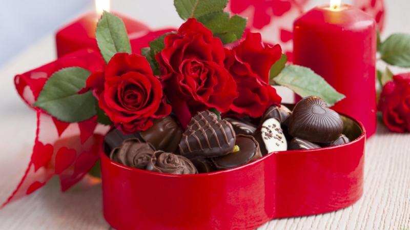 Hoa và socola - những món quà Valentine tuyệt vời nhất cho vợ yêu