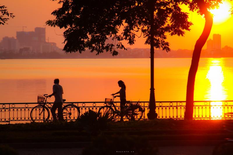 Bài thơ: Hoàng hôn Hồ Tây - Lan Vương