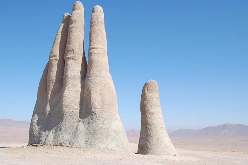Bàn tay khổng lồ ở hoang mạc Atacama, Chile