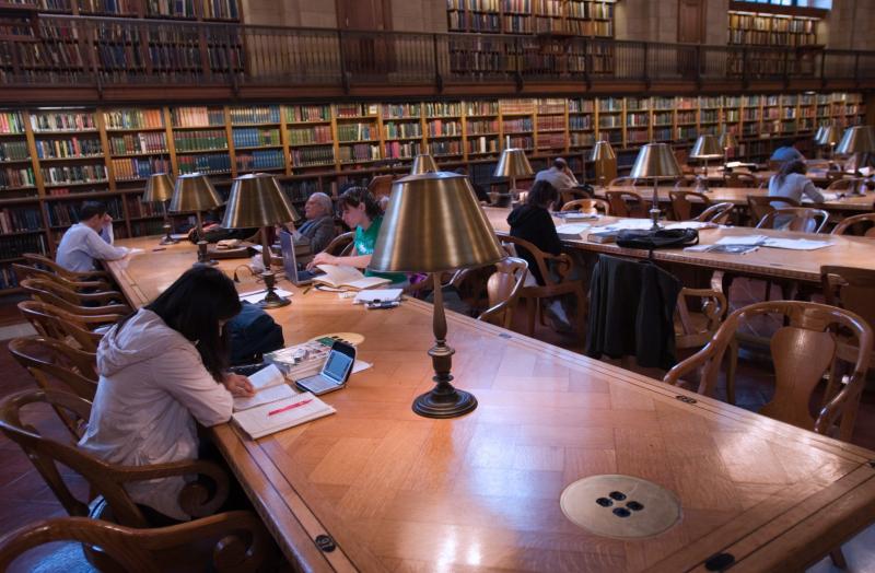 Thư viện các trường đại học là nơi luôn đông các bạn sinh viên