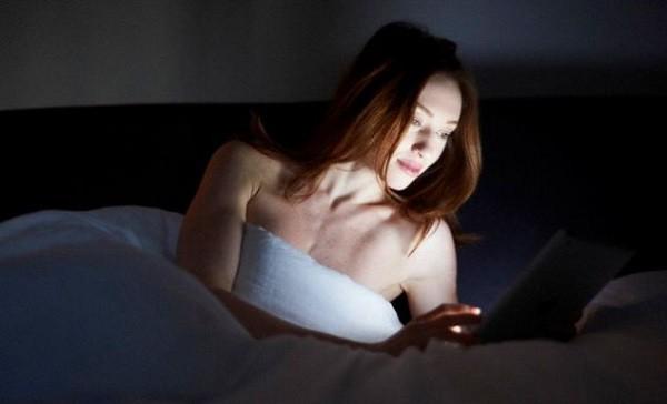 Nên tắt điện thoại di động ít nhất 15 phút trước khi ngủ