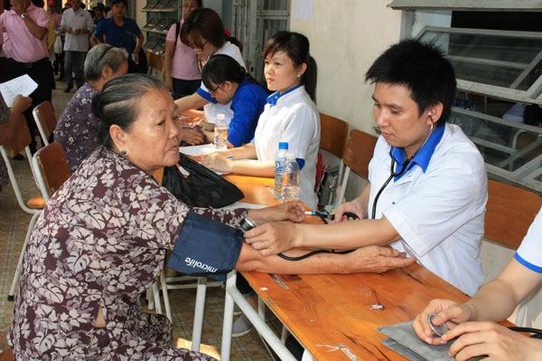 Hội thầy thuốc trẻ Việt Nam tổ chức khám bệnh miễn phí cho người dân