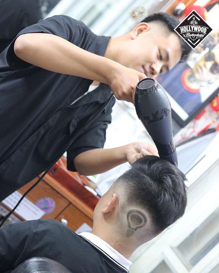 Thợ tóc của Hollywood Barber Shop tay nghề chuyên nghiệp, luôn lắng nghe yêu cầu của khách hàng, tư vấn xu hướng thời thượng nhất
