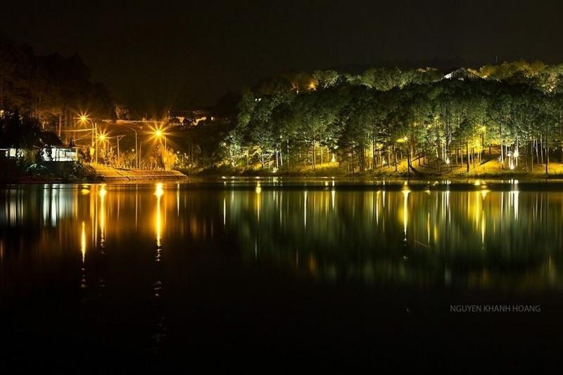 Ngắm vẻ đẹp của hồ về đêm