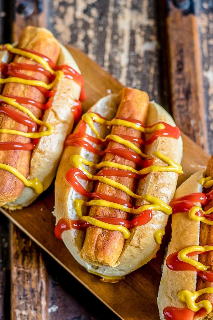 Hotdog Bamy rất đơn giản với những chiếc ghế cóc vỉa hè nhưng rất đông đúc đấy, thử tìm cảm giác mới mẻ cùng hotdog số 113A Quán Thánh nhé.﻿