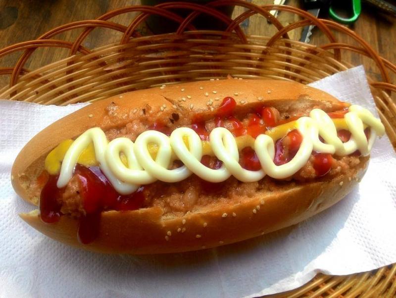 ﻿  Hotdog với bánh mì mềm và đặc ruột, xúc xích khá to đựơc nướng vừa tới kẹp ở giữa, phủ thêm sốt để món ăn thêm kích thích