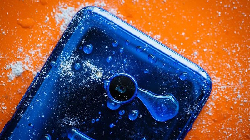 HTC U11 Life mặt lưng bóng bẩy