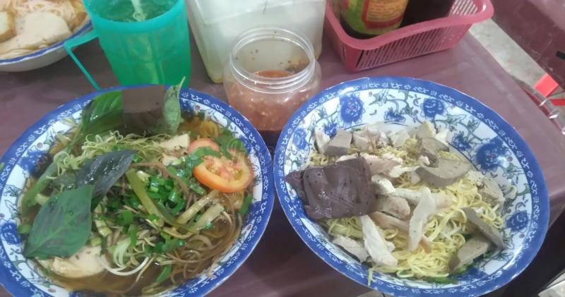 Hủ Tiếu Mì & Bún Riêu Bờ Hồ (Nguồn: Phạm Trần Phương Trâm)