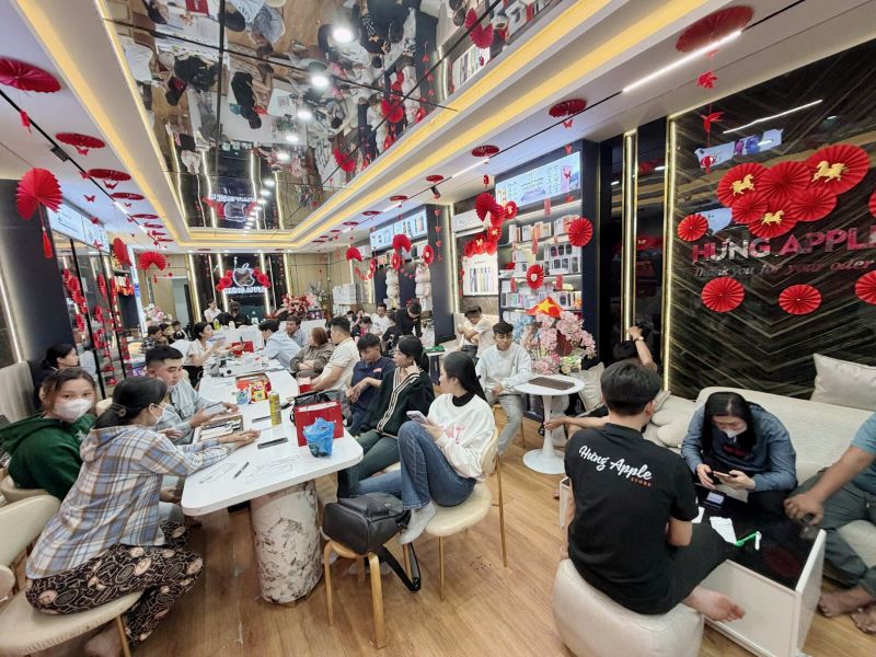 Mua iPhone giá tốt thì nhiều nơi có... Nhưng vừa mua vừa check-in sang xịn như Hưng Apple thì chỉ có 1